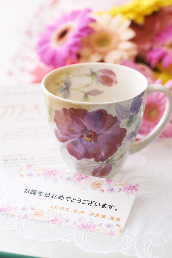 <p>花束とコーヒーカップセットは御祝のギフトにぴったりです。</p>