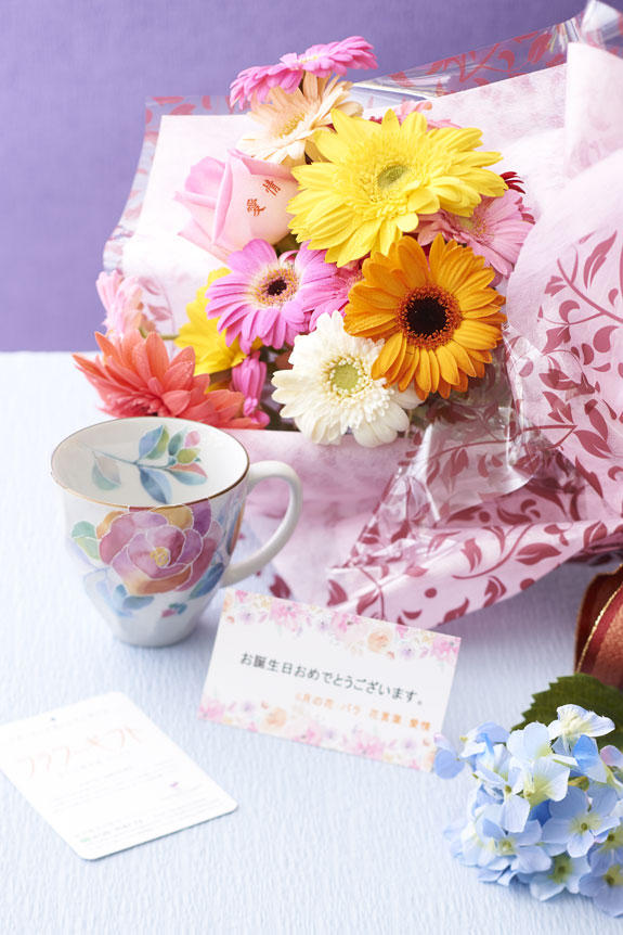 祝い花と供花の専門店ビジネスフラワー 花とギフトのセット メッセージフラワー ガーベラの花束 とコーヒーカップセット 6月の誕生日 記念日用