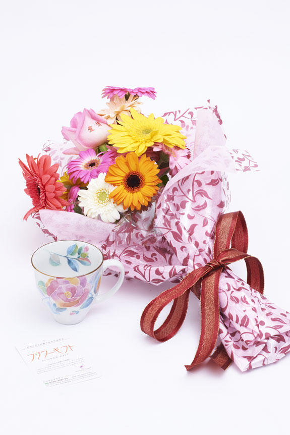<p>メッセージ入りの花束とバラ柄のコーヒーカップのセット</p>