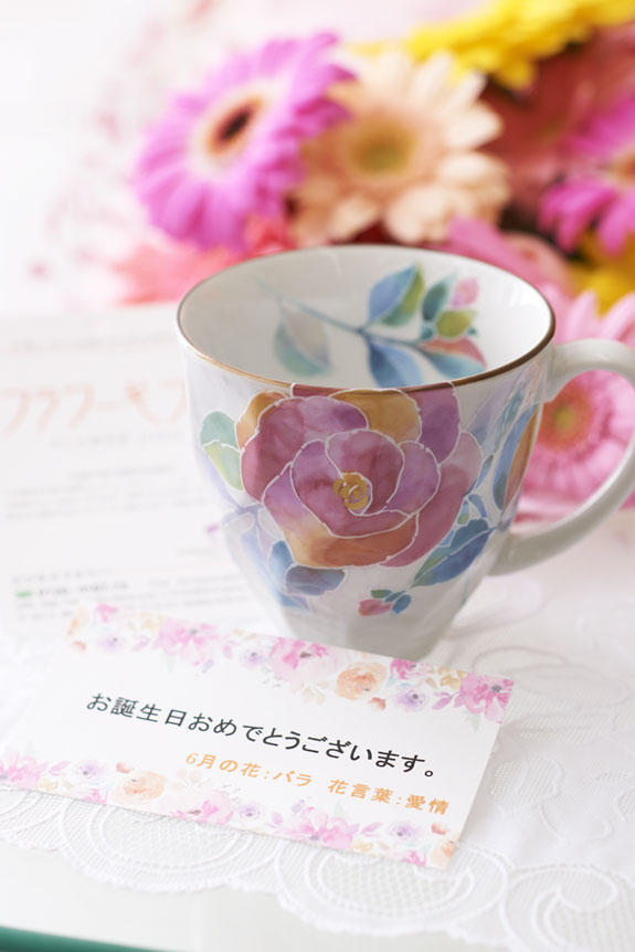 <p>花束とコーヒーカップセットは御祝のギフトにぴったりです。</p>