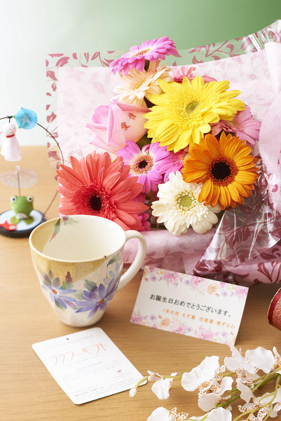 祝い花と供花の専門店ビジネスフラワー 花とギフトのセット メッセージフラワー ガーベラの花束 とコーヒーカップセット 7月の誕生日 記念日用