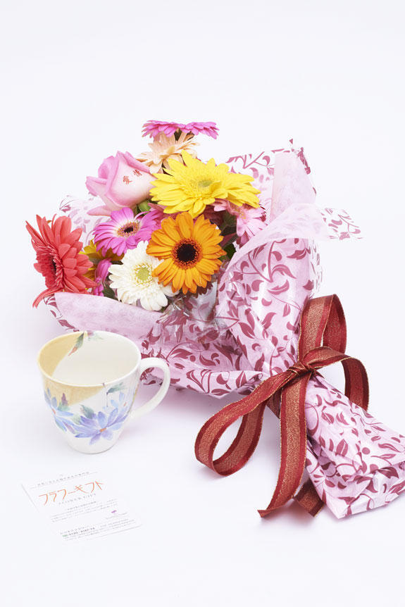 <p>メッセージ入りの花束とエゾ菊柄のコーヒーカップのセット</p>