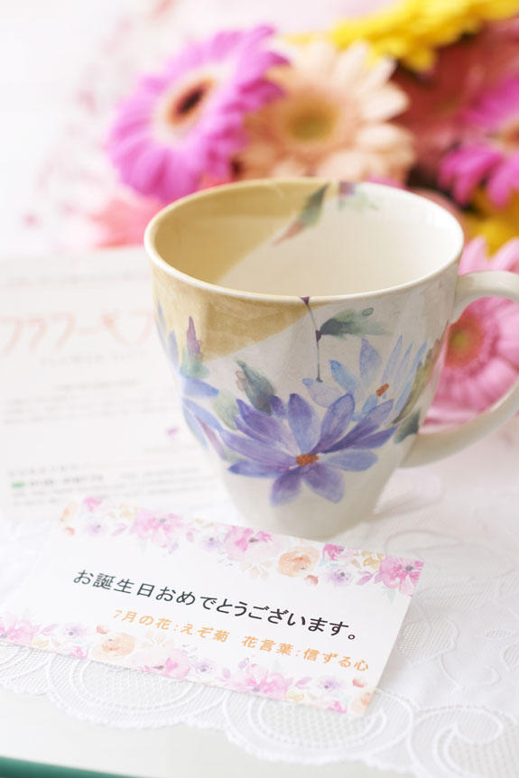 <p>花束とコーヒーカップセットは御祝のギフトにぴったりです。</p>