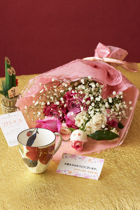 祝い花と供花の専門店ビジネスフラワー 花とギフトのセット メッセージフラワー バラの花束 とコーヒーカップセット 1月の誕生日 記念日用