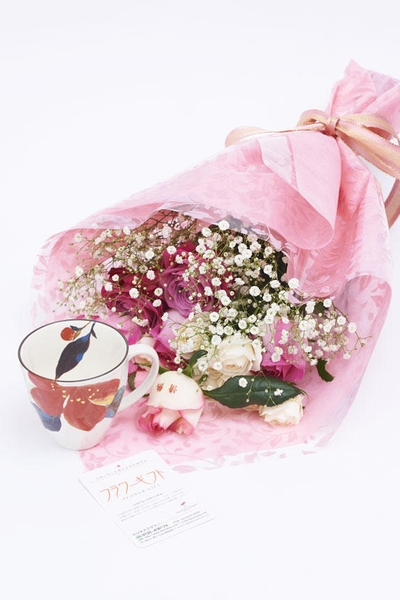 <p>メッセージ入りの花束と山茶花柄のコーヒーカップのセット</p>