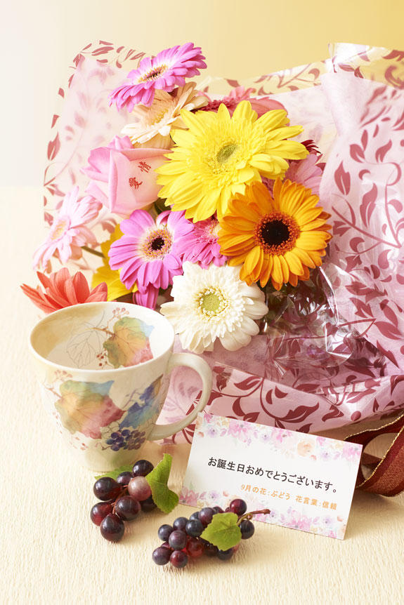 祝い花と供花の専門店ビジネスフラワー 花とギフトのセット メッセージフラワー ガーベラの花束 とコーヒーカップセット 9月の誕生日 記念日用