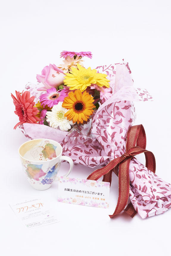 <p>花束（ガーベラ）とコーヒーカップセット（9月）にはメッセージカードをお付けすることが可能です。</p>