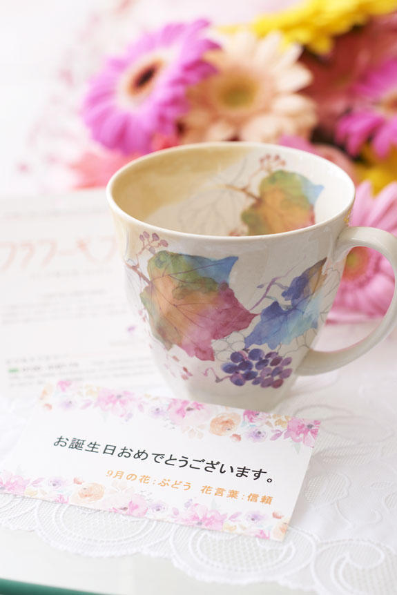 <p>花束とコーヒーカップセットは御祝のギフトにぴったりです。</p>