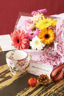 花とギフトのセット　メッセージフラワー（ガーベラの花束）とコーヒーカップセット（10月の誕生日・記念日用）