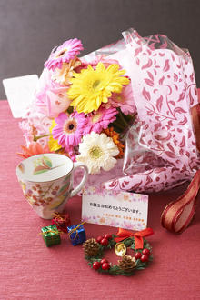 花とギフトのセット　メッセージフラワー（ガーベラの花束）とコーヒーカップセット（12月の誕生日・記念日用）
