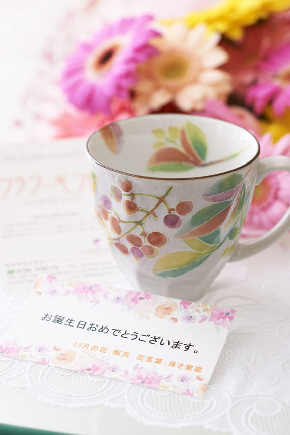 <p>花束とコーヒーカップセットは御祝のギフトにぴったりです。</p>