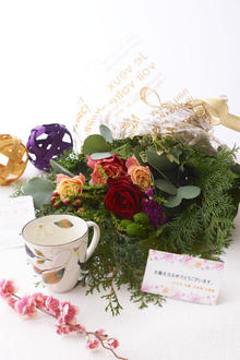 花とギフトのセット　グリーンの花束とコーヒーカップセット（2月の誕生日・記念日用）