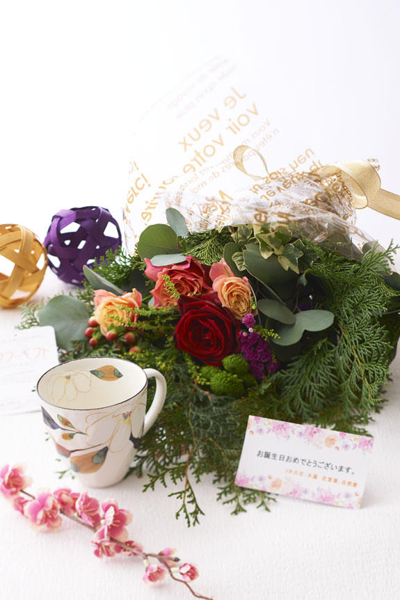 <p>2月を表現した花束（グリーンとバラ）とコーヒーカップセット</p>
