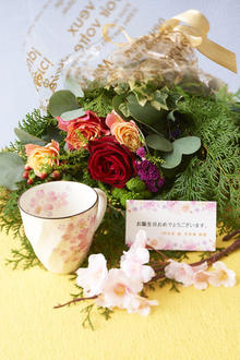 花とギフトのセット　グリーンの花束とコーヒーカップセット（3月の誕生日・記念日用）