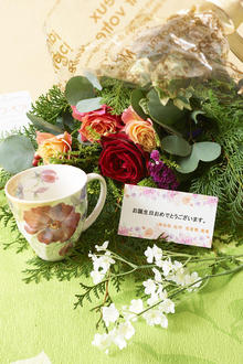 花とギフトのセット　グリーンの花束とコーヒーカップセット（5月の誕生日・記念日用）