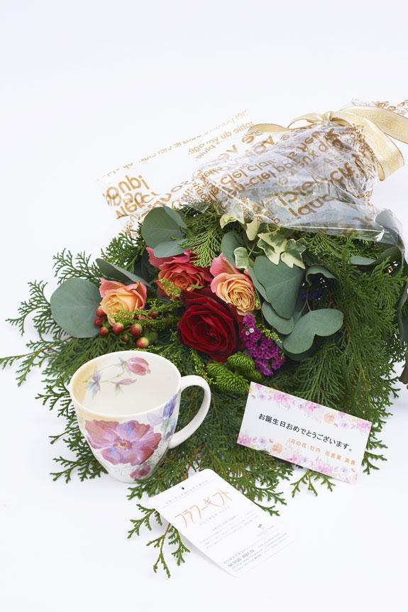 <p>グリーンの花束とコーヒーカップセット（5月の誕生日・記念日用）にはメッセージカードをお付けすることが可能です。</p>