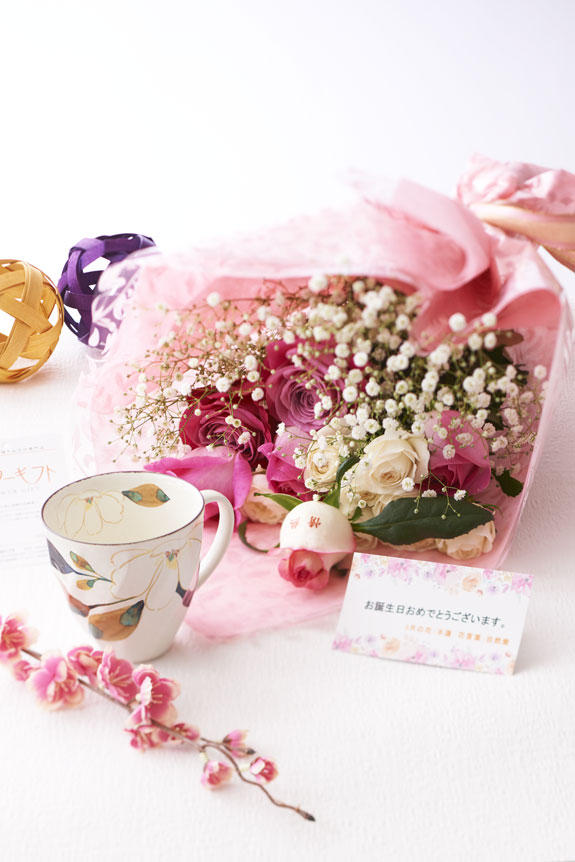 祝い花と供花の専門店ビジネスフラワー 花とギフトのセット メッセージフラワー バラの花束 とコーヒーカップセット 2月の誕生日 記念日用