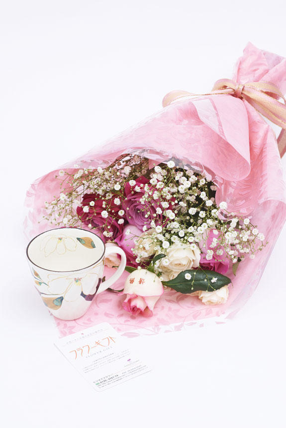 <p>メッセージ入りの花束と木蓮柄のコーヒーカップのセット</p>