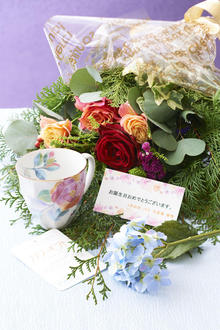花とギフトのセット　グリーンの花束とコーヒーカップセット（6月の誕生日・記念日用）