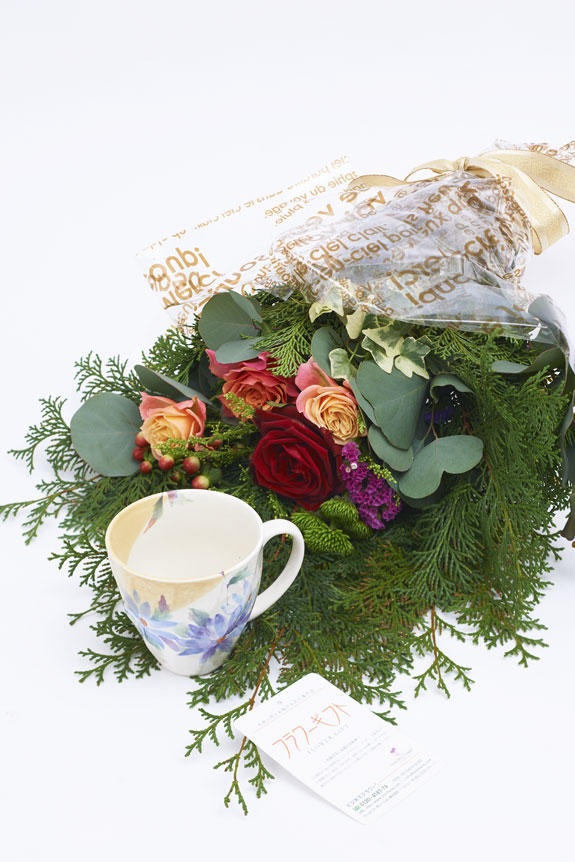 <p>花束とエゾ菊柄のコーヒーカップのセット</p>