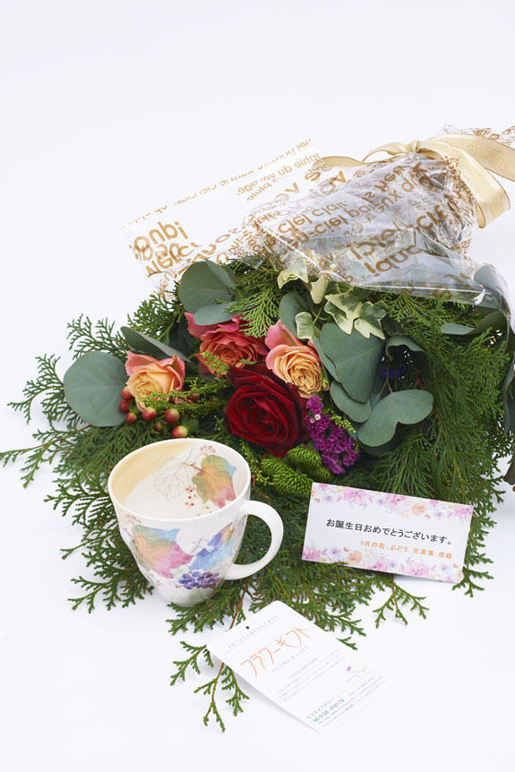 <p>グリーンの花束とコーヒーカップセット（9月の誕生日・記念日用）にはメッセージカードをお付けすることが可能です。</p>