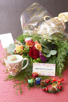花とギフトのセット　グリーンの花束とコーヒーカップセット（12月の誕生日・記念日用）