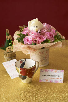 花とギフトのセット　メッセージフラワー（バラのアレンジメントフラワー）とコーヒーカップセット（1月の誕生日・記念日用）