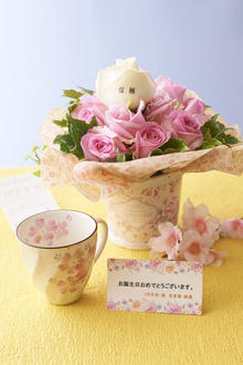 花とギフトのセット　メッセージフラワー（バラのアレンジメントフラワー）とコーヒーカップセット（3月の誕生日・記念日用）