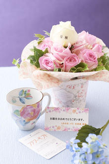 花とギフトのセット　メッセージフラワー（バラのアレンジメントフラワー）とコーヒーカップセット（6月の誕生日・記念日用）