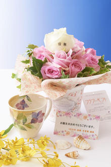 花とギフトのセット　メッセージフラワー（バラのアレンジメントフラワー）とコーヒーカップセット（8月の誕生日・記念日用）
