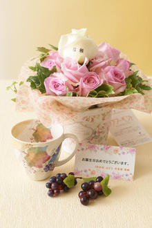 花とギフトのセット　メッセージフラワー（バラのアレンジメントフラワー）とコーヒーカップセット（9月の誕生日・記念日用）