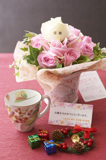 花とギフトのセット　メッセージフラワー（バラのアレンジメントフラワー）とコーヒーカップセット（12月の誕生日・記念日用）