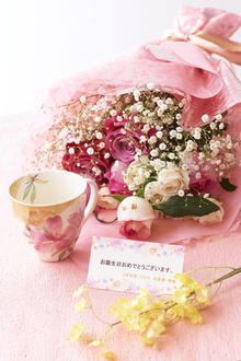 花とギフトのセット　メッセージフラワー（バラの花束）とコーヒーカップセット（4月の誕生日・記念日用）