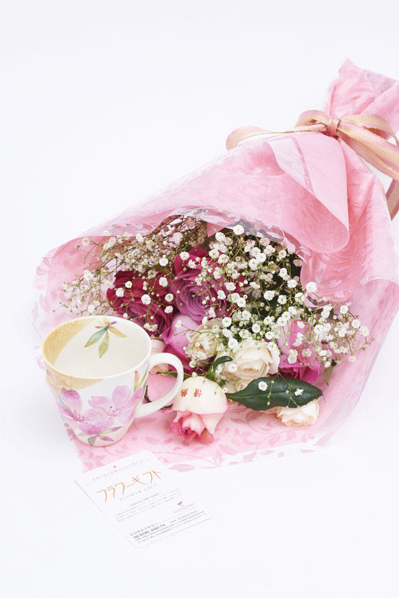 <p>メッセージ入りの花束とツツジ柄のコーヒーカップのセット</p>