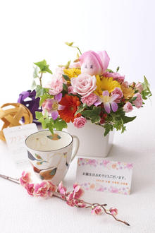 花とギフトのセット　メッセージフラワー（ガーベラのアレンジメントフラワー）とコーヒーカップセット（2月の誕生日・記念日用）