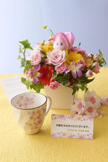 花とギフトのセット　メッセージフラワー（ガーベラのアレンジメントフラワー）とコーヒーカップセット（3月の誕生日・記念日用）