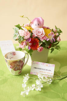 花とギフトのセット　メッセージフラワー（ガーベラのアレンジメントフラワー）とコーヒーカップセット（5月の誕生日・記念日用）