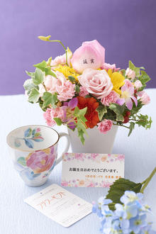 花とギフトのセット　メッセージフラワー（ガーベラのアレンジメントフラワー）とコーヒーカップセット（6月の誕生日・記念日用）