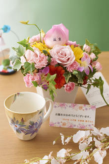花とギフトのセット　メッセージフラワー（ガーベラのアレンジメントフラワー）とコーヒーカップセット（7月の誕生日・記念日用）