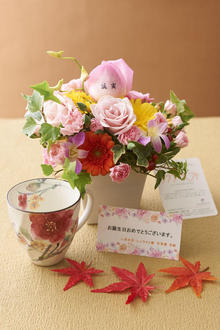花とギフトのセット　メッセージフラワー（ガーベラのアレンジメントフラワー）とコーヒーカップセット（11月の誕生日・記念日用）