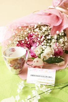 花とギフトのセット　メッセージフラワー（バラの花束）とコーヒーカップセット（5月の誕生日・記念日用）