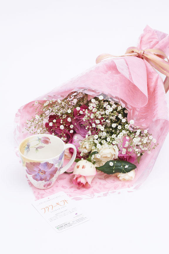 <p>メッセージ入りの花束と牡丹柄のコーヒーカップのセット</p>