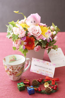 花とギフトのセット　メッセージフラワー（ガーベラのアレンジメントフラワー）とコーヒーカップセット（12月の誕生日・記念日用）