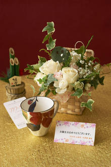 花とギフトのセット　グリーンのアレンジメントフラワーとコーヒーカップセット（1月の誕生日・記念日用）