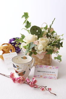 花とギフトのセット　グリーンのアレンジメントフラワーとコーヒーカップセット（2月の誕生日・記念日用）