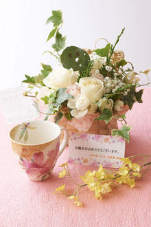 花とギフトのセット　グリーンのアレンジメントフラワーとコーヒーカップセット（4月の誕生日・記念日用）