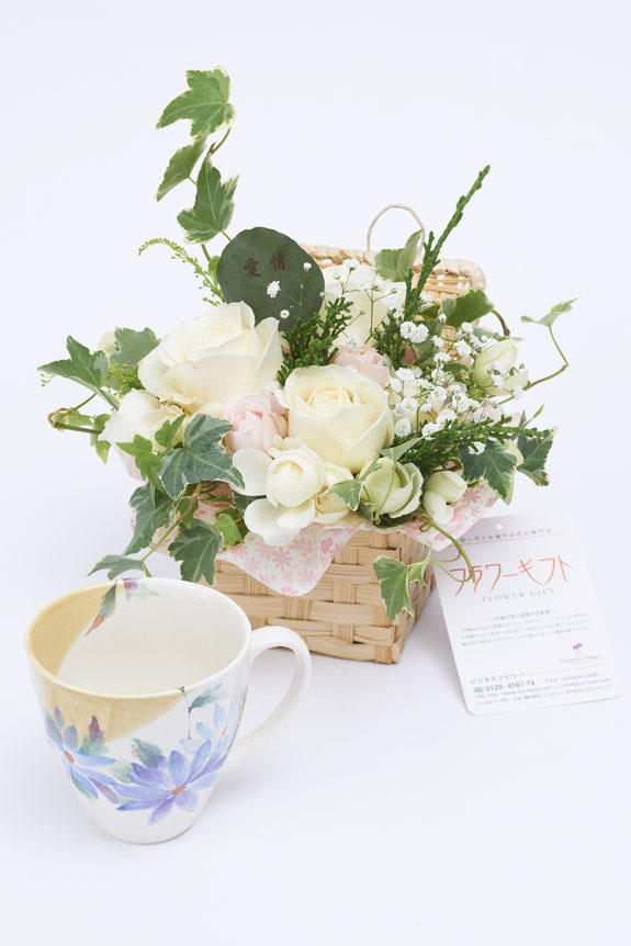 <p>アレンジメントフラワーとエゾ菊柄のコーヒーカップのセット</p>