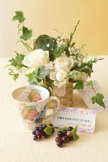花とギフトのセット　グリーンのアレンジメントフラワーとコーヒーカップセット（9月の誕生日・記念日用）