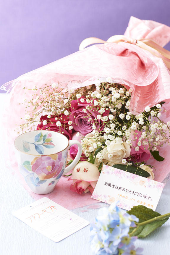 祝い花と供花の専門店ビジネスフラワー 花とギフトのセット メッセージフラワー バラの花束 とコーヒーカップセット 6月の誕生日 記念日用