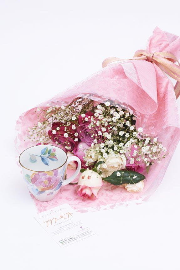 <p>メッセージ入りの花束とバラ柄のコーヒーカップのセット</p>
